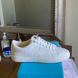 Vici white sneakers